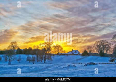 Tramonto sul Bolton Abbey Estate con neve sul terreno Foto Stock