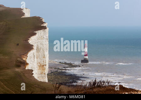Faro visto da scogliere di Beachy Head nel Sussex Foto Stock