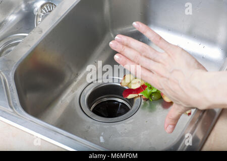 I rifiuti alimentari a sinistra in un lavandino. Primo piano Foto Stock