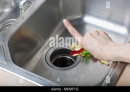 I rifiuti alimentari a sinistra in un lavandino. Primo piano Foto Stock