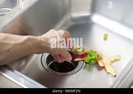 I rifiuti alimentari a sinistra in un lavandino. Primo piano Foto Stock