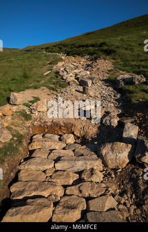 Helvellyn salita; sentiero costruzione; Lake District; Regno Unito Foto Stock