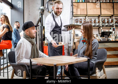 Paio di ordinare in cafe Foto Stock