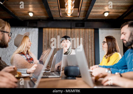 I colleghi durante la conferenza in ambienti interni Foto Stock