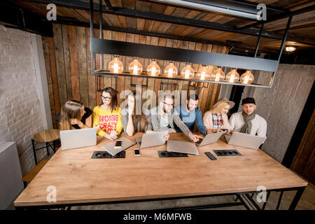 Persone che lavorano insieme con i notebook Foto Stock