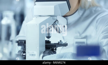 Close-up shot di scienziato con microscopio in laboratorio. Foto Stock