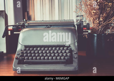 Macchina da scrivere vintage, manuale completamente funzionale su sfondo di legno. Foto Stock
