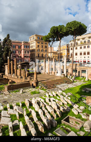 Largo di Torre Argentina è una piazza di Roma, Italia, con quattro romana repubblicana templi e resti di Pompeo Theatre. Roma. Lazio. Italia Foto Stock