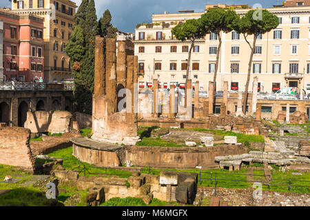 Largo di Torre Argentina è una piazza di Roma, Italia, con quattro romana repubblicana templi e resti di Pompeo Theatre. Roma. Lazio. Italia Foto Stock