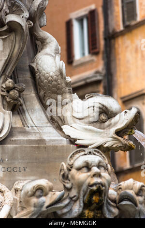 La Fontana del Pantheon fu commissionata da papa Gregorio XIII e si trova in Piazza della Rotonda, Roma, di fronte al Pantheon romano. Roma. Foto Stock