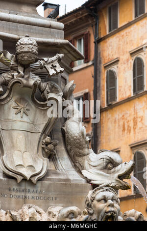 La Fontana del Pantheon fu commissionata da papa Gregorio XIII e si trova in Piazza della Rotonda, Roma, di fronte al Pantheon romano. Roma. Foto Stock