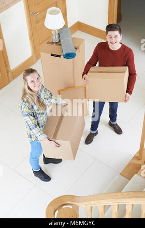 Ritratto di giovane coppia scatole porta sul movimento in giorno Foto Stock