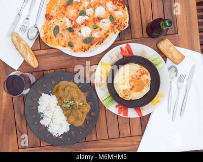 Cucina internazionale sul tavolo Foto Stock