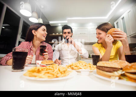 Ragazzi di parlare a cena Foto Stock