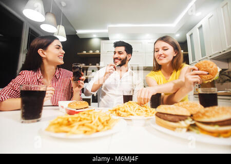 Ragazzi di parlare a cena Foto Stock