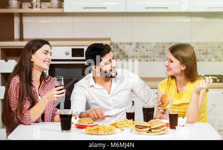 Ragazzi di parlare a cena Foto Stock