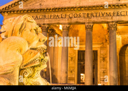 Antico tempio romano Pantheon ora una chiesa con Fontana del Pantheon al crepuscolo, Roma, lazio, Italy. Foto Stock