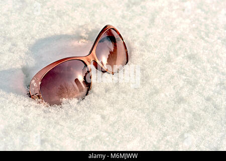 Bella Donna Nella Neve Con Gli Occhiali Da Sole Fotografia Stock