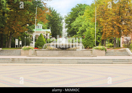 Fontana con summerhouse nel parco, città Frantiskovy Lazne Foto Stock