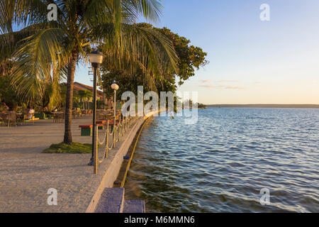 Tramonto a waterfront patio dell'hotel Jagua, Cienfuegos, Cuba Foto Stock