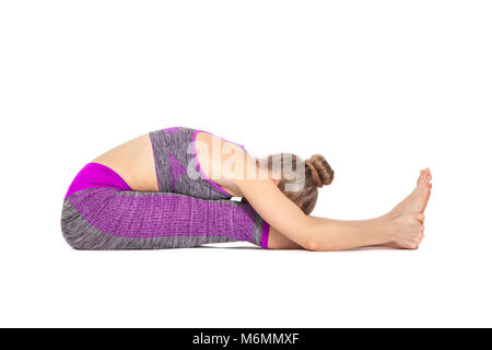 Le donne che fare yoga eseguire seduta sul pavimento. Foto Stock