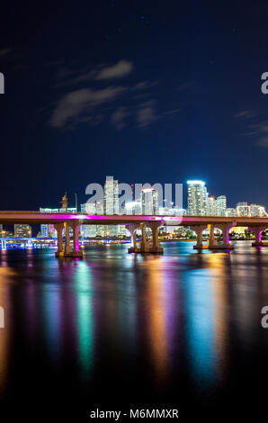 Vista della MacArthur Causeway bridge a Miami la notte sopra l'acqua. Vista dall isola di Biscayne Foto Stock