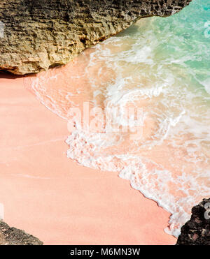 Sciabordare di onde al rosa spiaggia di sabbia in una giornata di sole a Long Bay Beach sulla costa meridionale di Warwick, Bermuda. Foto Stock