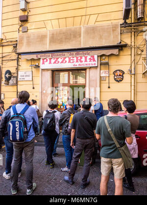 Coda fuori l'antica pizzeria da Michele, Napoli, Italia. Foto Stock