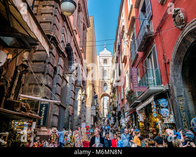 Stretta strada turistica con negozi di articoli da regalo a Napoli, Italia. Foto Stock