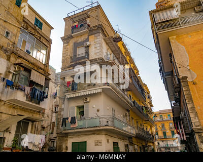 Alloggiamento tipiche in blocchi di appartamenti a Napoli, Italia. Foto Stock