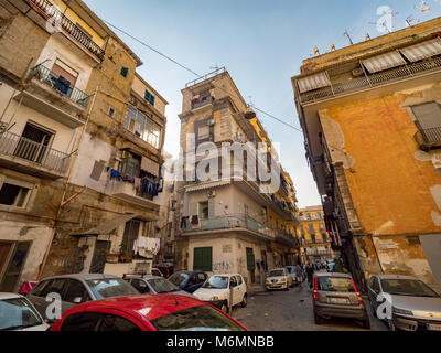 Alloggiamento tipiche in blocchi di appartamenti a Napoli, Italia. Foto Stock