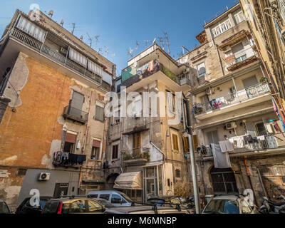 Alloggiamento tipiche in blocchi di appartamenti a Napoli, Italia. Foto Stock