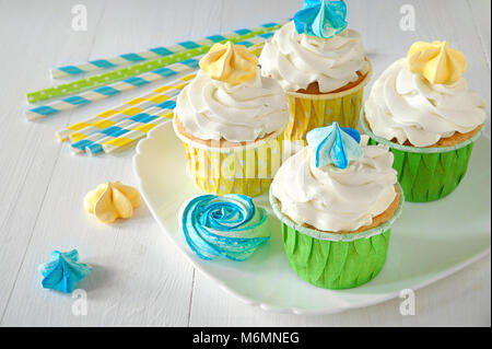 Muffin con panna, matrimonio o compleanno tabella dolce. Set di tortine. Crema colorata muffin. La ristorazione Foto Stock