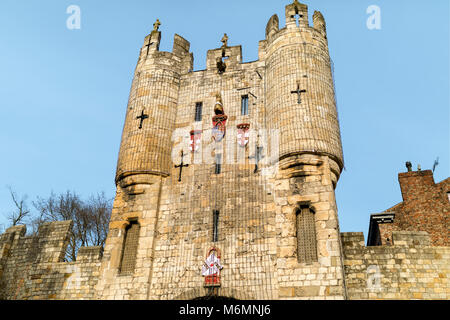 Il cancello di ingresso a Micklegate Bar, nella città di York nello Yorkshire, Inghilterra nel Regno Unito su un luminoso giorno Foto Stock