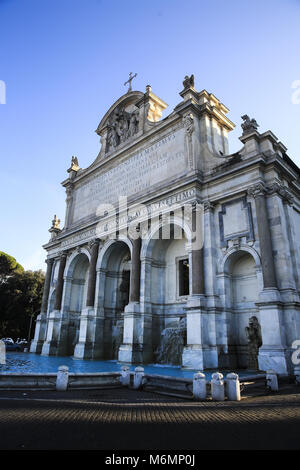 La Fontana dell'Acqua Paola noto anche come il fontanone ("la grande fontana') è una fontana monumentale situato sul colle del Gianicolo a Roma, Italia Foto Stock