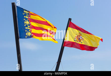 Comunità Valenciana e bandiere spagnole contro un cielo blu Foto Stock