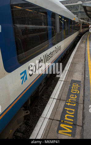A sudovest il materiale rotabile ferroviario o Carrelli a piattaforma alla stazione Waterloo di Londra. rampa in franchising le società ferroviarie nella capitale. Foto Stock