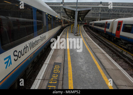 Treni in piattaforme a Londra Waterloo stazione o stazione ferroviaria nel centro di Londra sud. A sudovest convogli ferroviari nuovi franchising pronto in servizio. Foto Stock