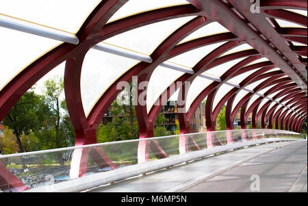 Il rosso ponte di pace attraversa il fiume Bow tra il distretto di Sunnyside e centro di Calgary, Alberta, Canada. Foto Stock