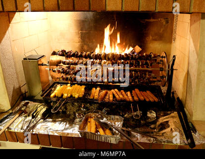 Spiedini di uccelli arrosto cotto in una taverna camino Foto Stock