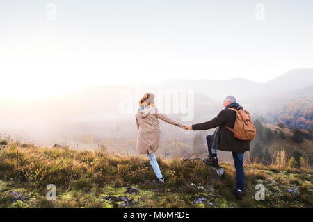 Coppia senior in una passeggiata in un autunno natura. Foto Stock