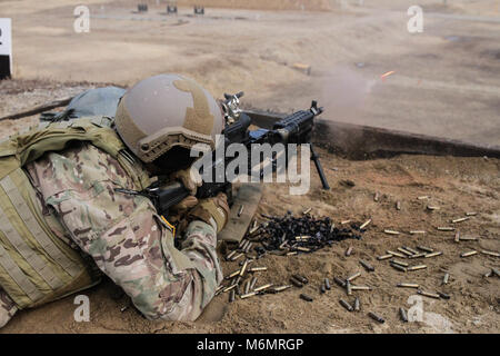 Stati Uniti Esercito Forze Speciali soldato assegnato al primo battaglione, 1a delle forze speciali Gruppo (airborne), incendi a M249B su un corso di qualificazione durante l'esercizio Valor coltello a base del guerriero, Repubblica di Corea, 19 gennaio 2018. I soldati hanno partecipato all'arma le classi di familiarizzazione e la gamma delle qualifiche al fine di acquisire una conoscenza generale delle M249B weapon system. (Esercito degli Stati Uniti Foto di Spc Aghè, Aaron/rilasciato) Foto Stock
