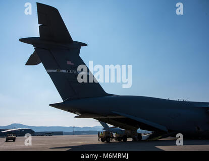 Stati Uniti Avieri dal ventiduesimo Airlift Squadron Humvees di carico su un C-5M Super Galaxy aeromobile durante un Tuskegee patrimonio aviatori volo a Ramstein Air Base, Germania, 28 febbraio, 2018. Un tutto nero C-5M equipaggio condotto la missione che visualizzate orgoglio nel loro patrimonio e hanno mostrato la loro capacità di condurre una rapida mobilità globale oggi in forza dell'aria mediante erogazione di U.S. Gli elicotteri dell esercito in Afghanistan. (U.S. Air Force foto di Master Sgt. Joey Swafford) Foto Stock