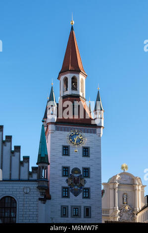 San Pietro chiesa cattolica di clock tower in Marienplatz, Monaco di Baviera, Germania, Europa Foto Stock