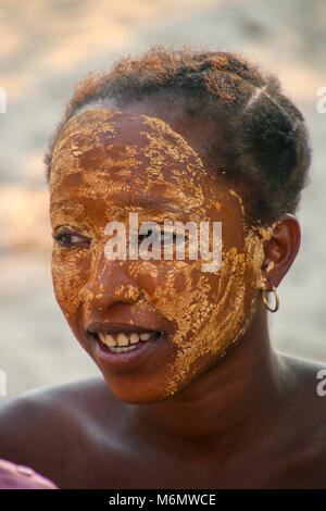 Africa e Madagascar, Ritratto di ragazza giovane con la faccia dipinta Foto Stock