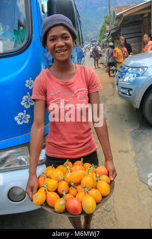 Africa e Madagascar, Ritratto di giovane venditore di cibo Foto Stock