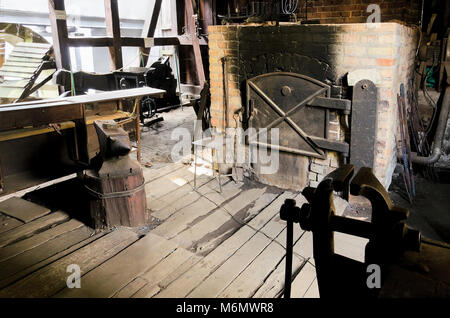 Xvi secolo fucina di acqua al flusso di Oliwa in gioia Valley. Gdansk, provincia di Pomerania, in Polonia, in Europa. Foto Stock