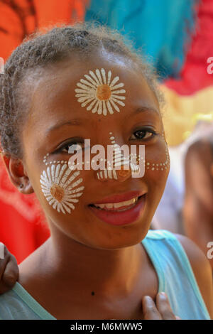 Africa e Madagascar, Ritratto di ragazza giovane con la faccia dipinta Foto Stock