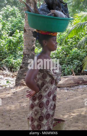 Africa e Madagascar, Ritratto di una giovane donna Foto Stock