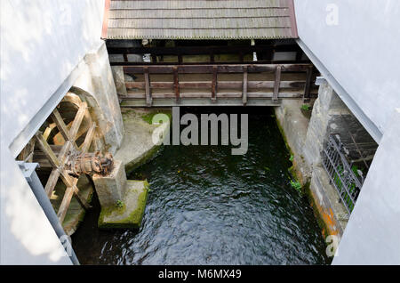 Xvi secolo fucina di acqua al flusso di Oliwa in gioia Valley. Gdansk, provincia di Pomerania, in Polonia, in Europa. Foto Stock